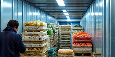 Food and beverage cold chain temperature-controlled logistics